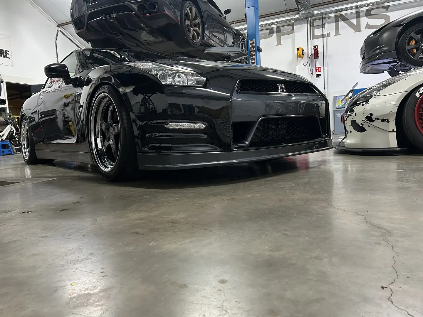 Nissan GT-R Black edition - 2