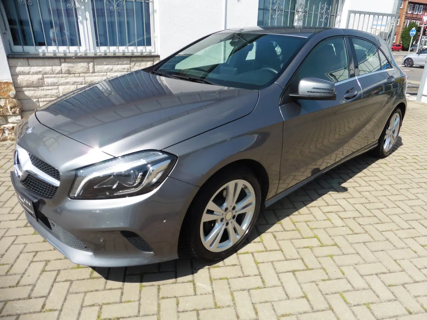Mercedes-Benz A 180 Urban*LED*NAVI*PDC*KAMERA*SHZ*Teilleder... Grau - 1
