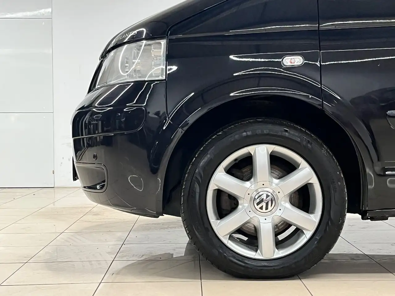 VOLKSWAGEN MULTIVAN ATLANTIS DSG - 6 PLACES - CUIR - RÉGULATEUR DE VITESSE - CLIMATISATION - JANTES ALLIAGE
