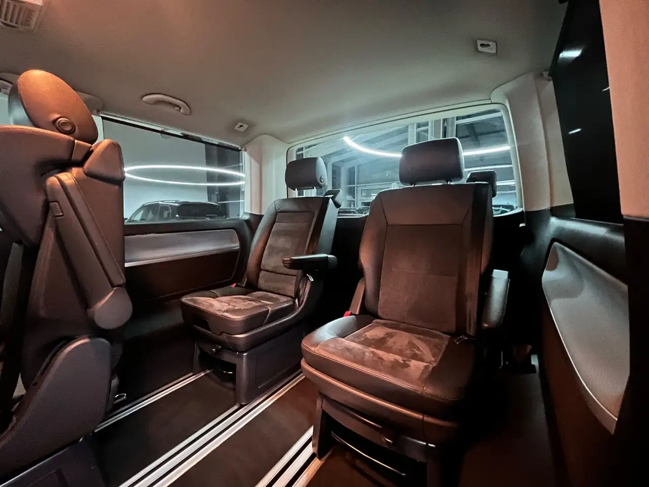 VOLKSWAGEN MULTIVAN ATLANTIS DSG - 6 PLACES - CUIR - RÉGULATEUR DE VITESSE - CLIMATISATION - JANTES ALLIAGE