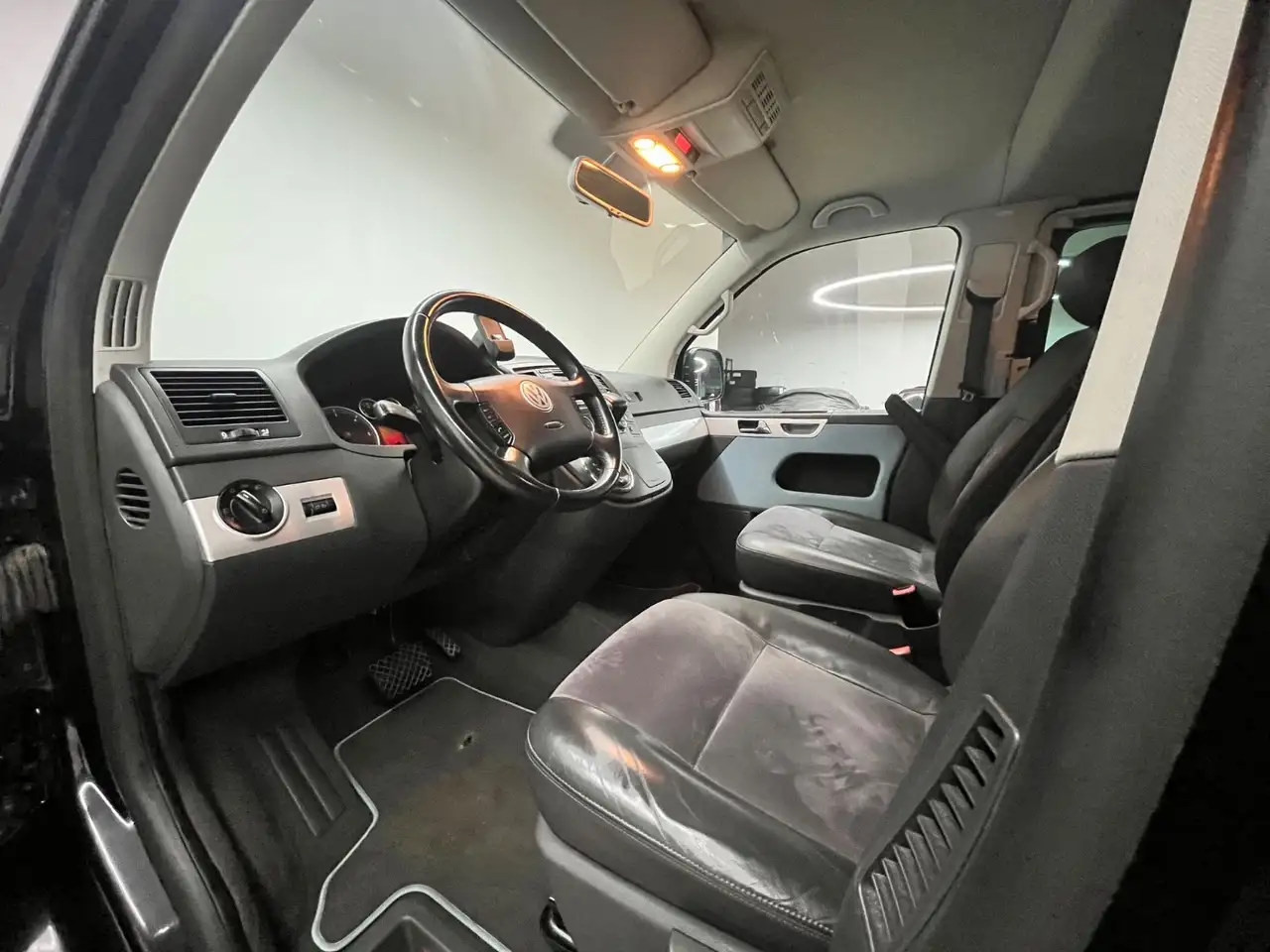 VOLKSWAGEN MULTIVAN ATLANTIS DSG - 6 PLACES - CUIR - RÉGULATEUR DE VITESSE - CLIMATISATION - JANTES ALLIAGE