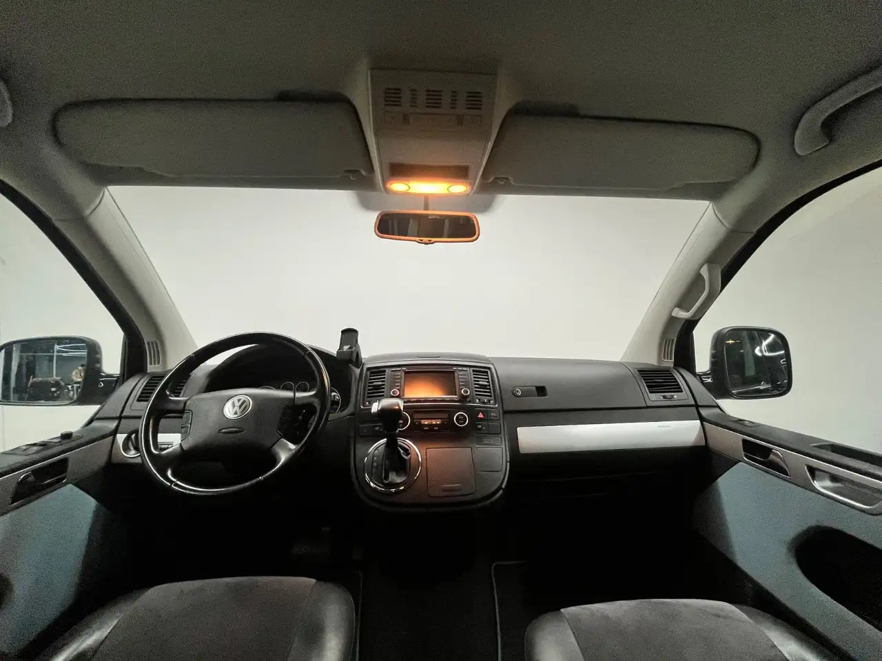 VOLKSWAGEN MULTIVAN ATLANTIS DSG - 6 PLACES - CUIR - RÉGULATEUR DE VITESSE - CLIMATISATION - JANTES ALLIAGE