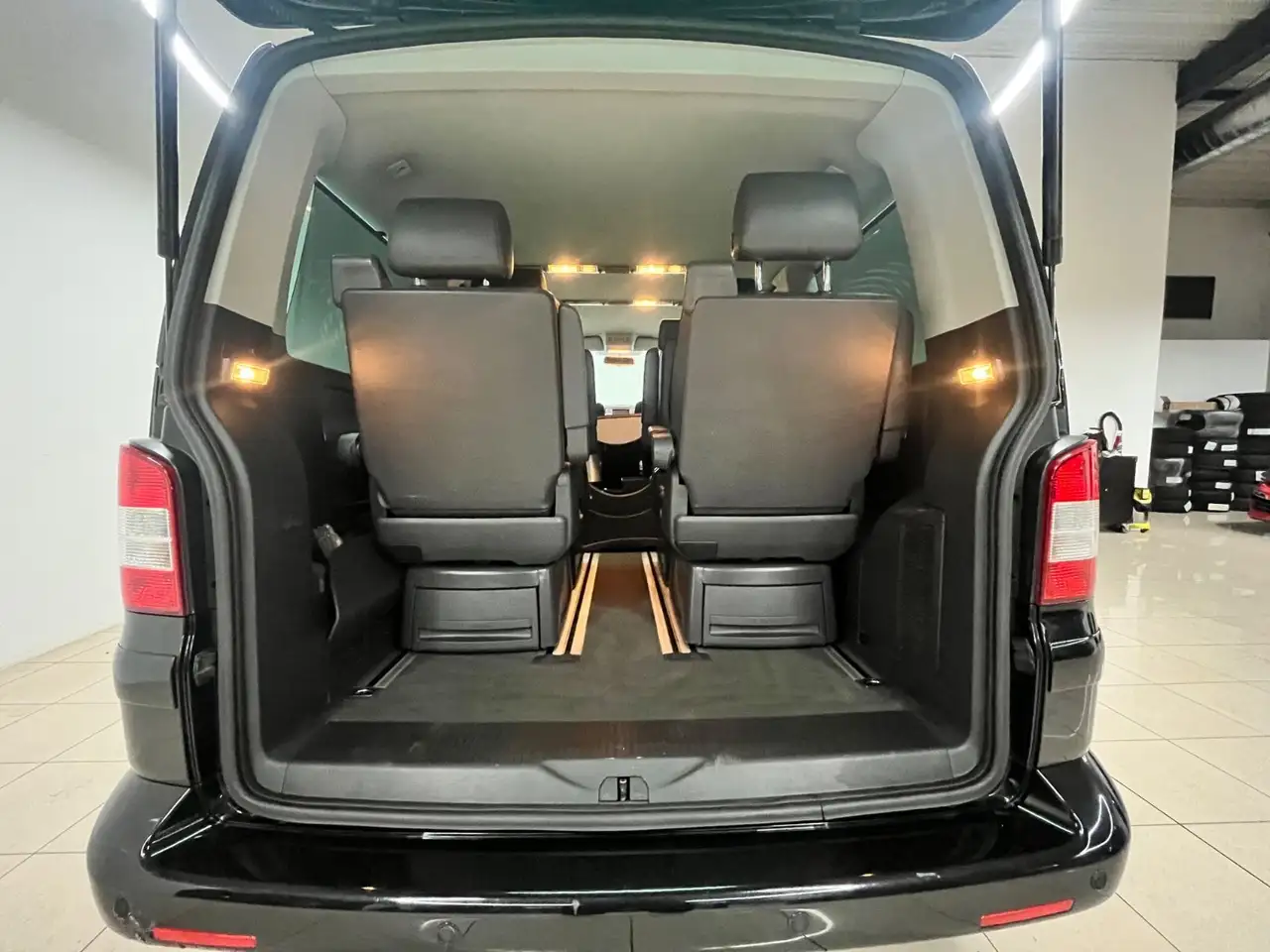 VOLKSWAGEN MULTIVAN ATLANTIS DSG - 6 PLACES - CUIR - RÉGULATEUR DE VITESSE - CLIMATISATION - JANTES ALLIAGE