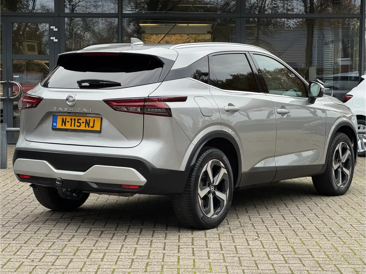 Nissan Qashqai 1.3 MHEV Premiere Edition Pano/Trekhaak/Clima/LED/ Grijs - 2