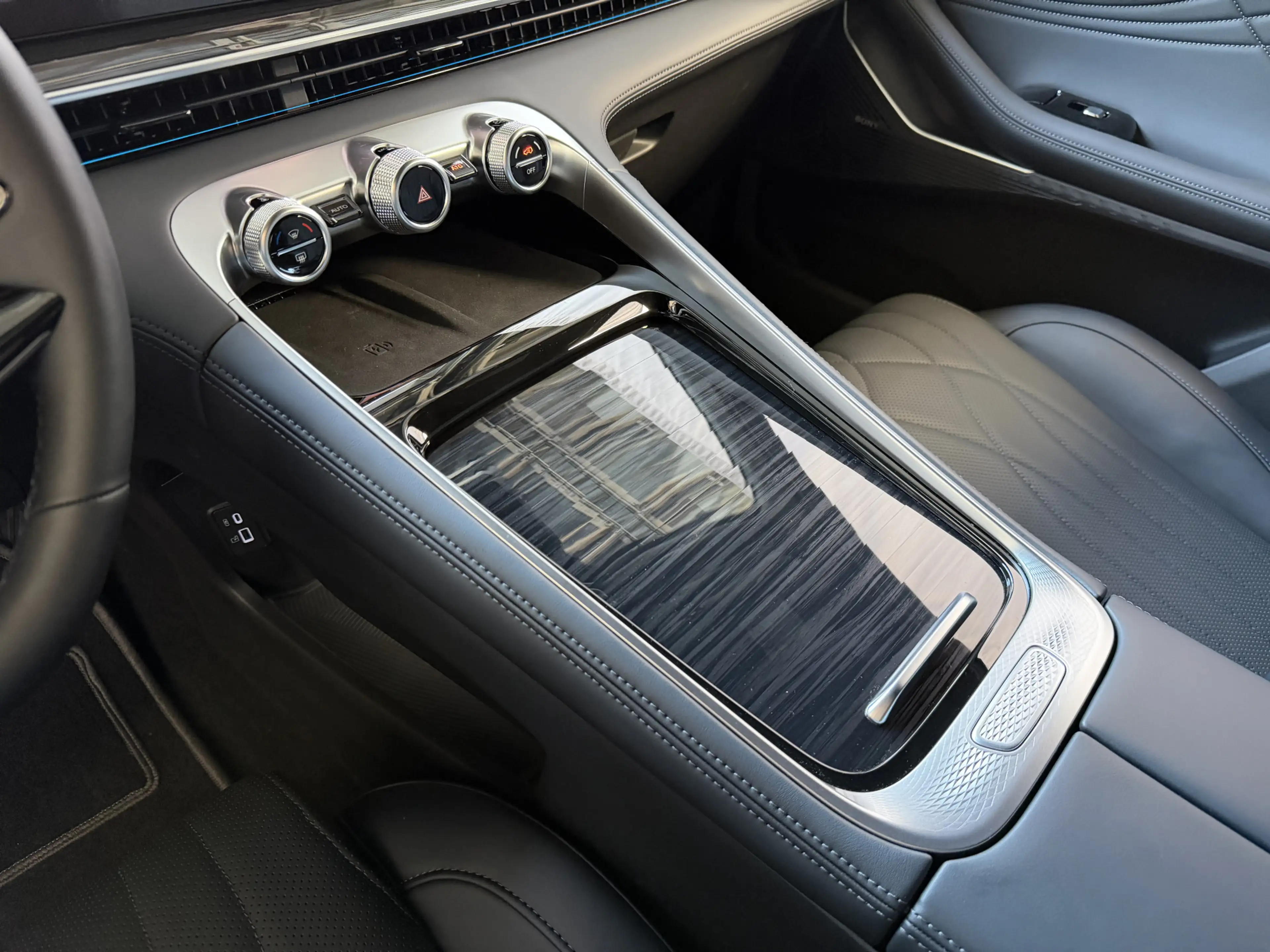 Omoda 9 OMODA 9 PREMIUM TECH GRAY AWD 145 KM ELEC MET BENZ — photo 14