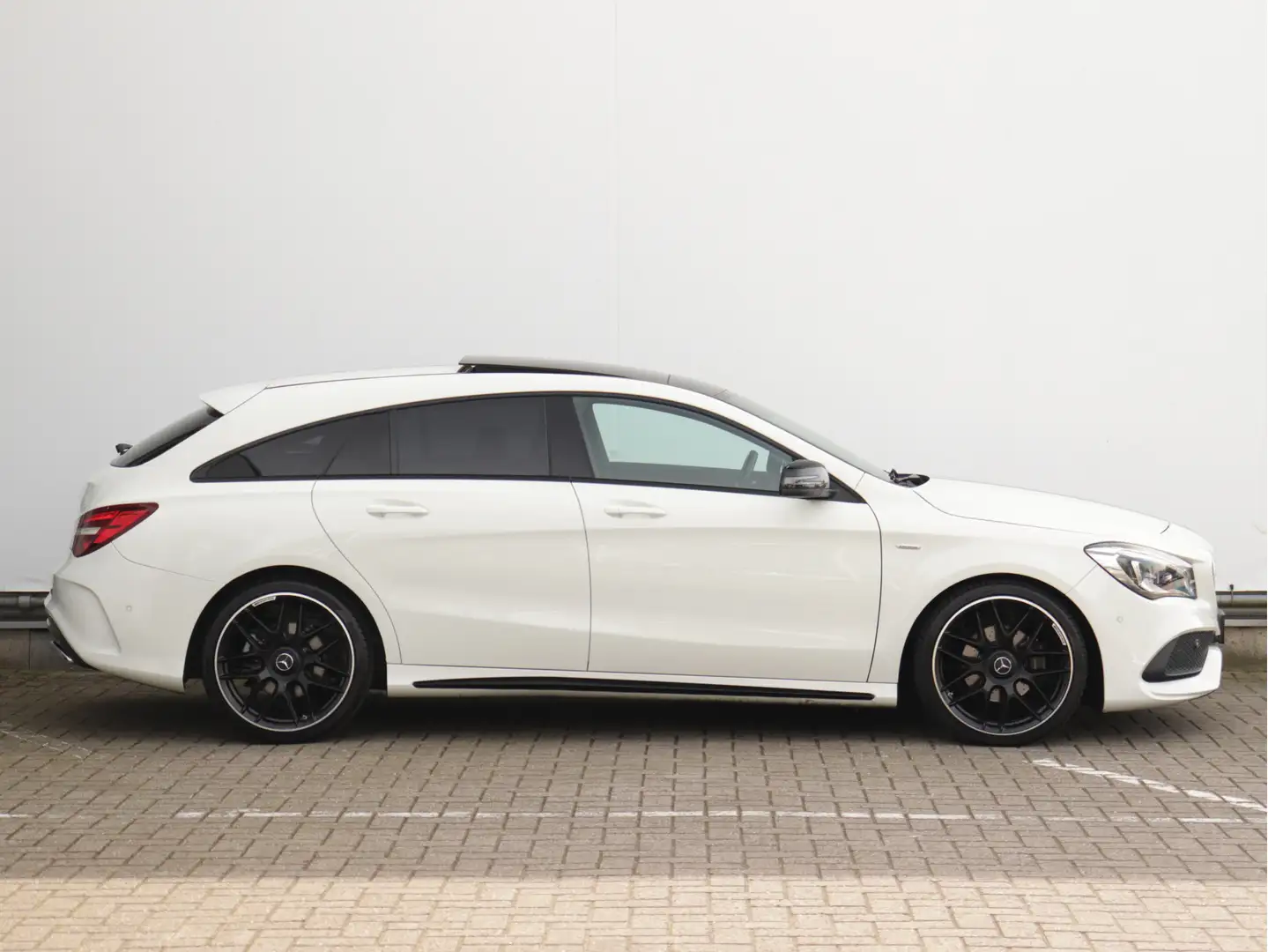 Mercedes-Benz CLA 180 Shooting Brake AMG line 122pk automaat | Panoramad Wit - 2