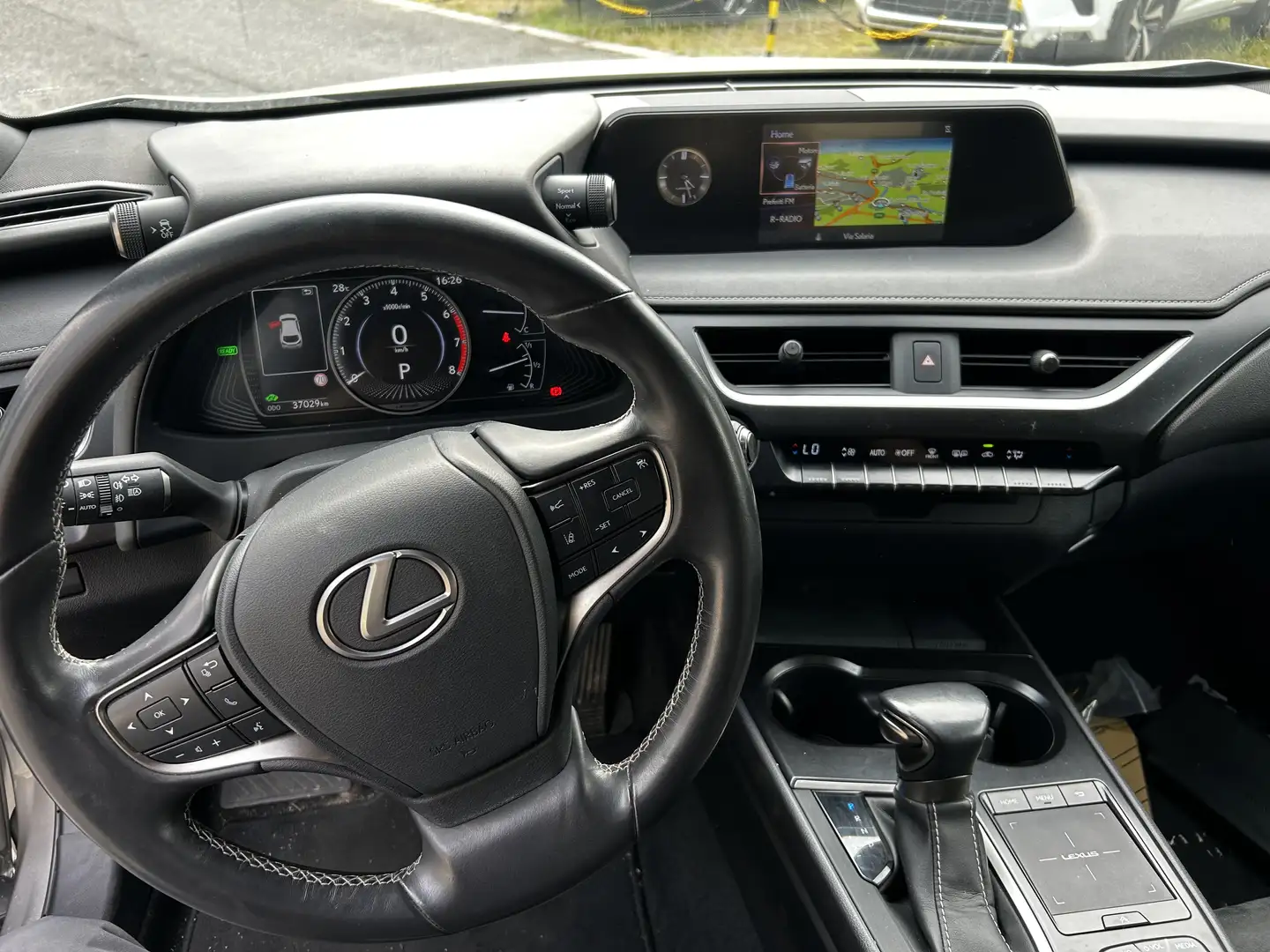 Lexus UX 250h business - 1