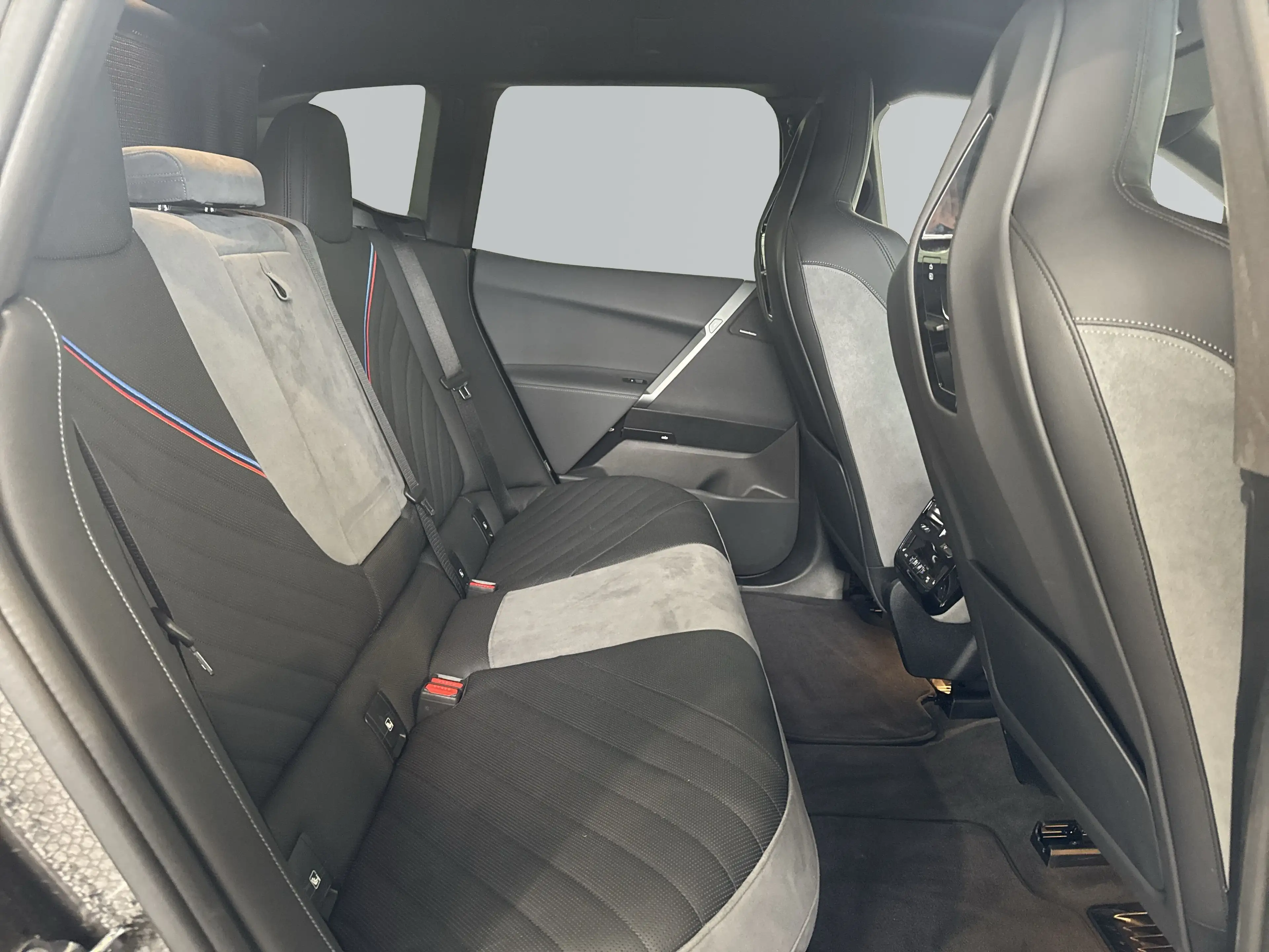 BMW iX xDrive60 — photo 10