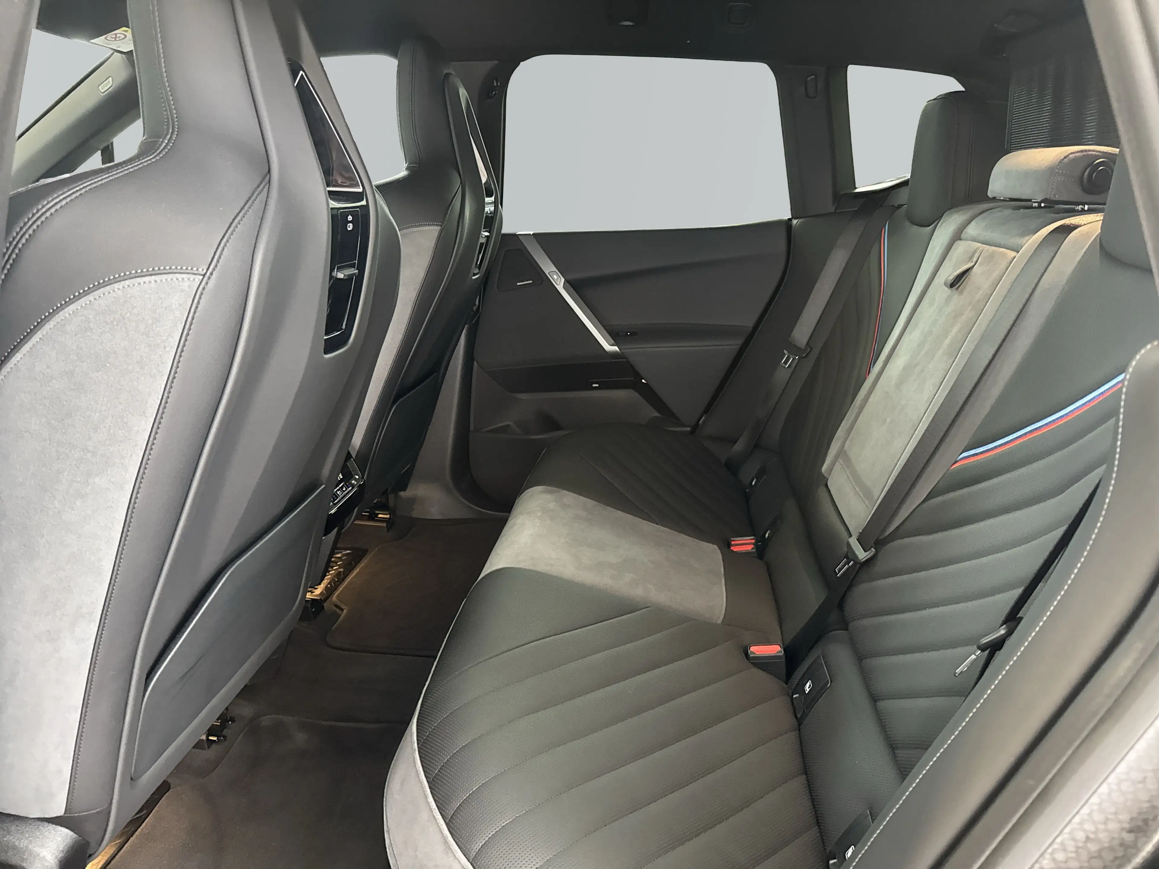 BMW iX xDrive60 — photo 9