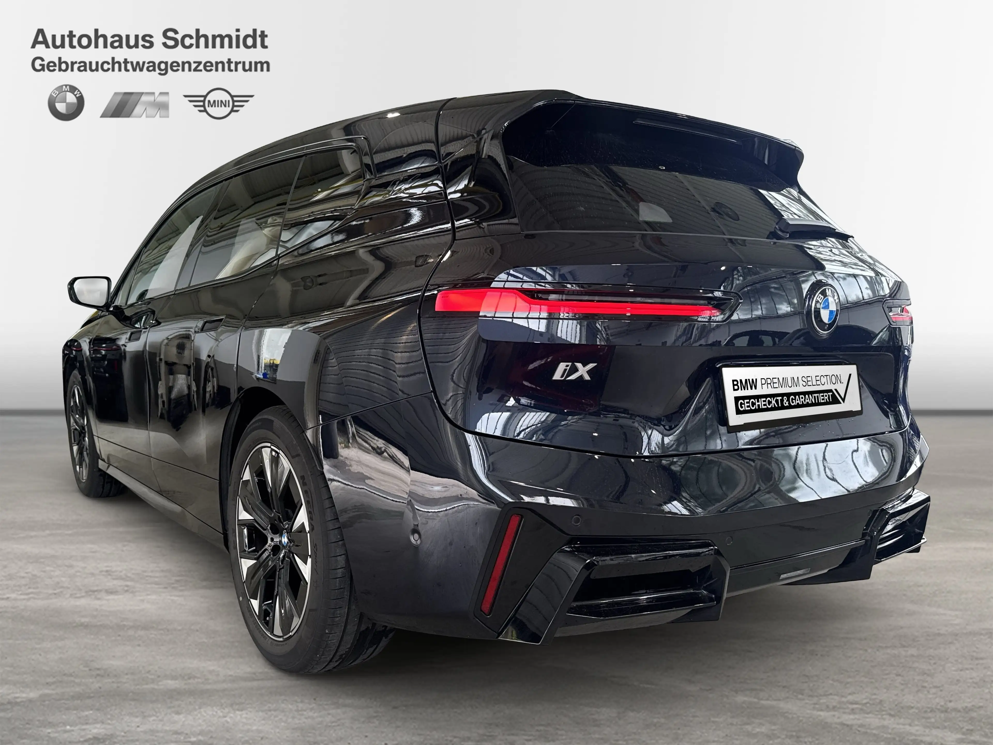 BMW iX xDrive60 — photo 3