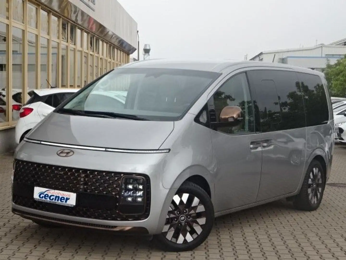 Hyundai STARIA 177PS Autm. Signature Navi Leder ACC Silver - 2