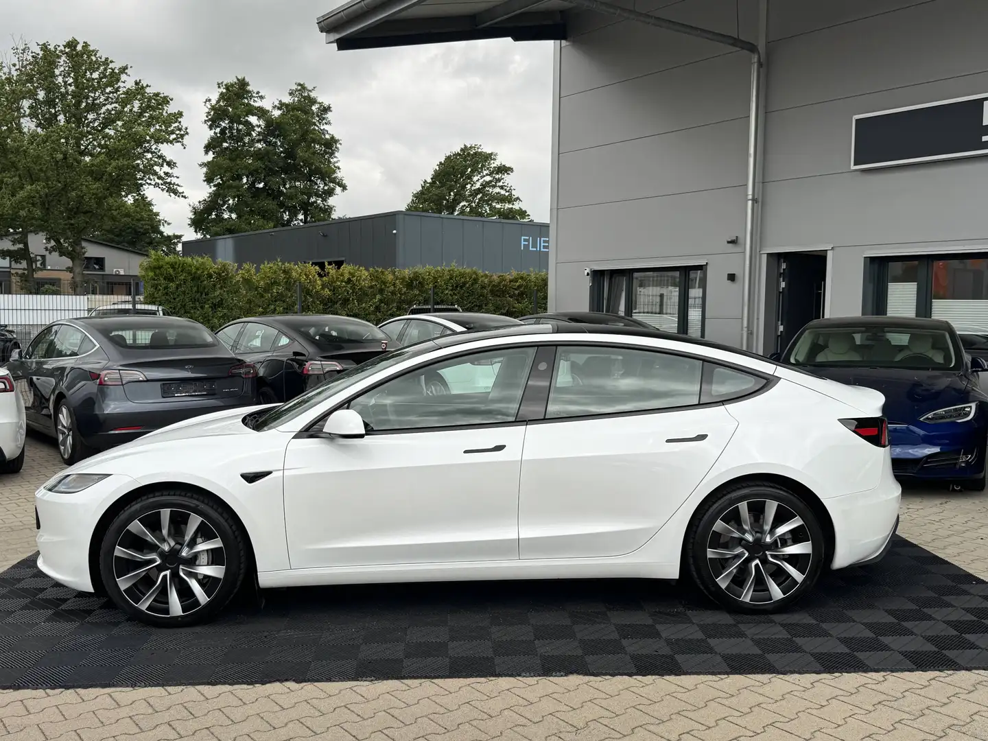 Tesla Model 3 Model 3 MODEL 3 HIGHLAND LR AWD HW4 Schwarz - 2