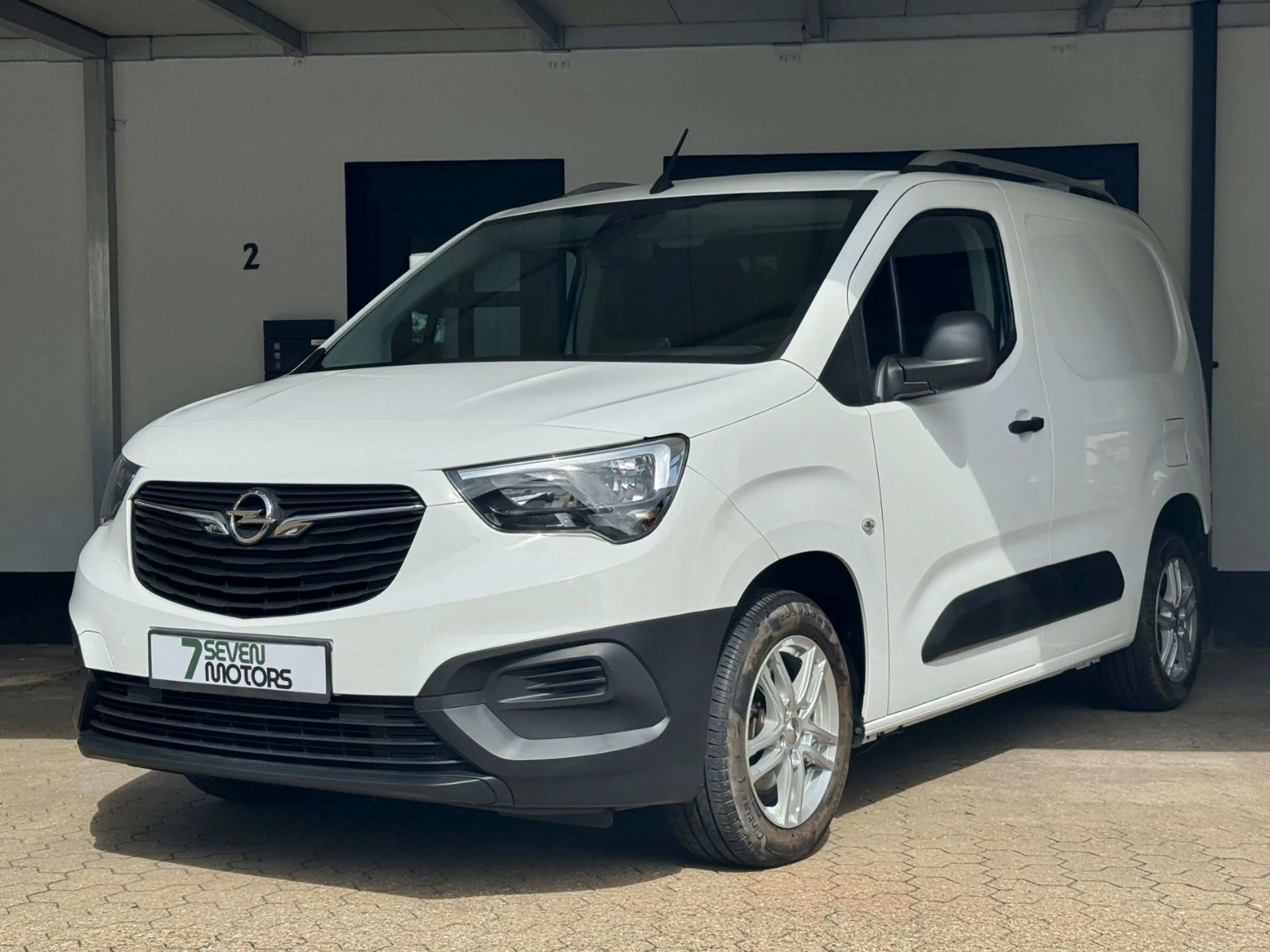 Opel Combo Cargo 96kW Navi CarPlay PDC Temp 1.Hand — photo 3