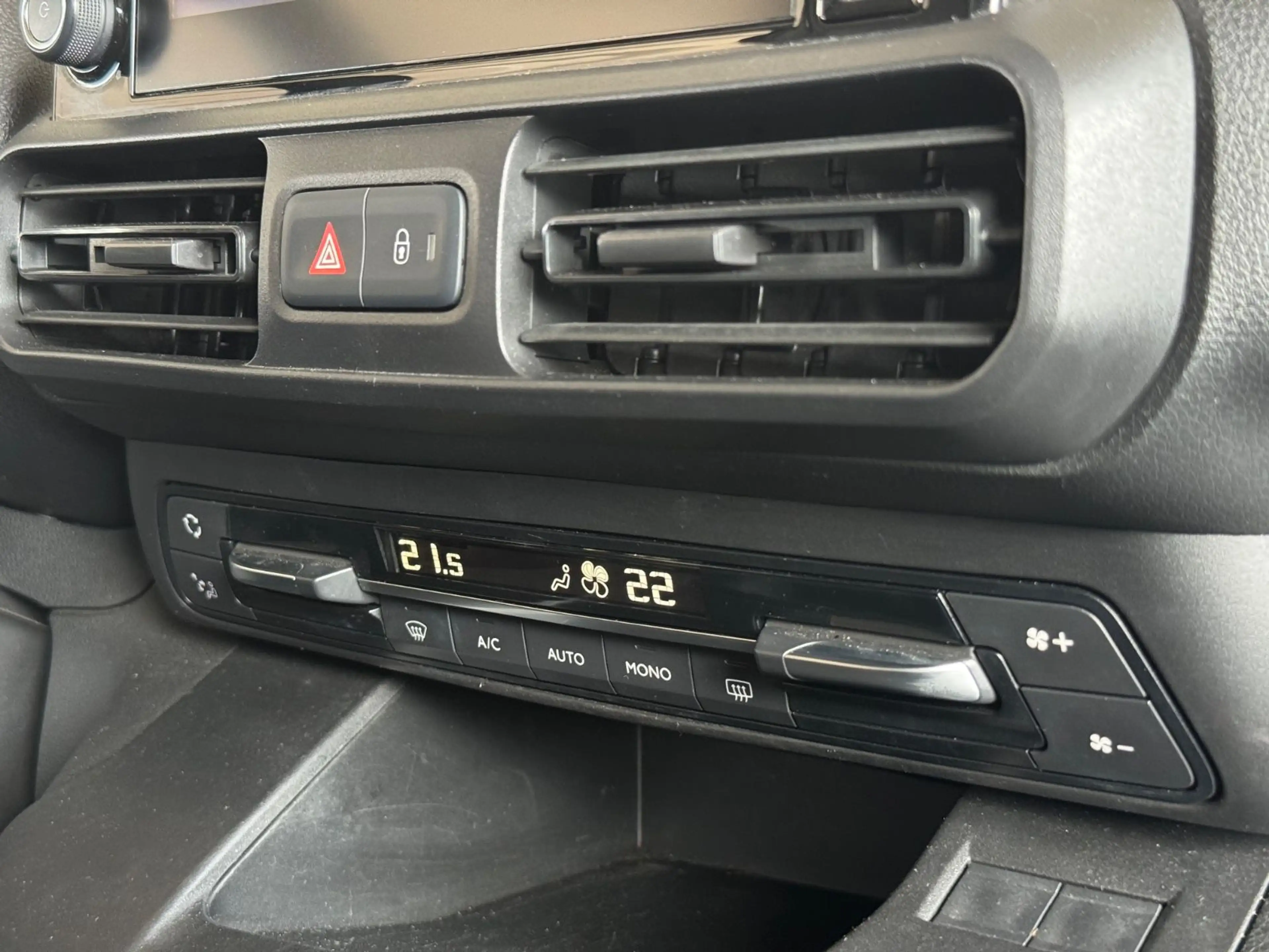 Opel Combo Cargo 96kW Navi CarPlay PDC Temp 1.Hand — photo 12