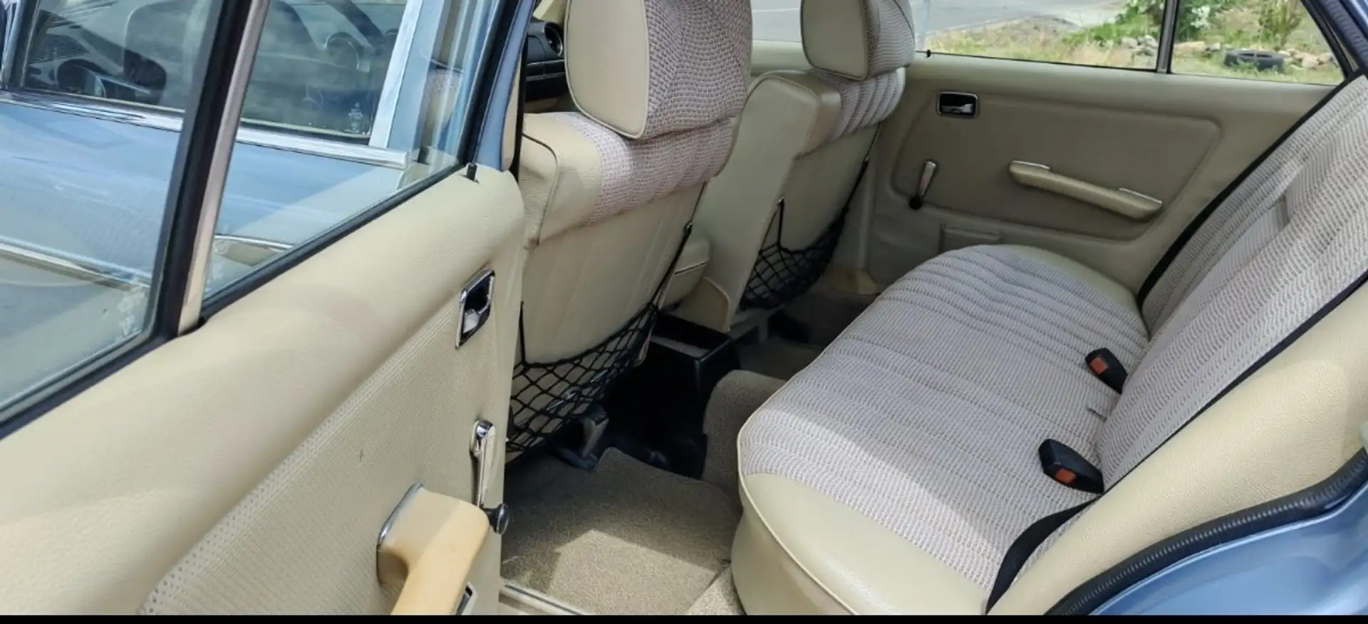 Mercedes-Benz 200 200D - 2