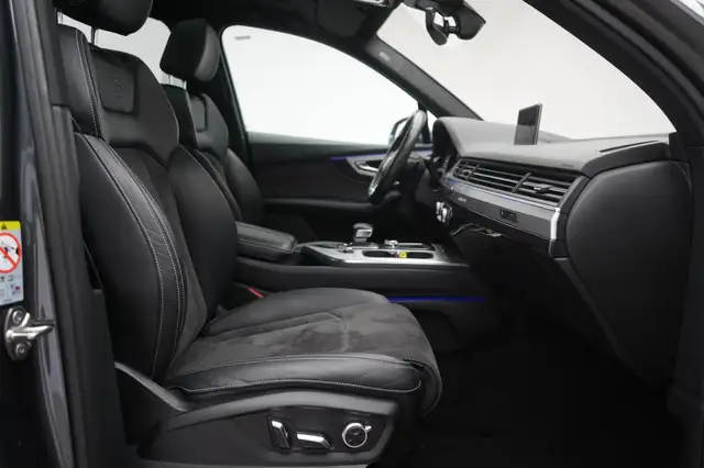 Audi SQ7 view 10