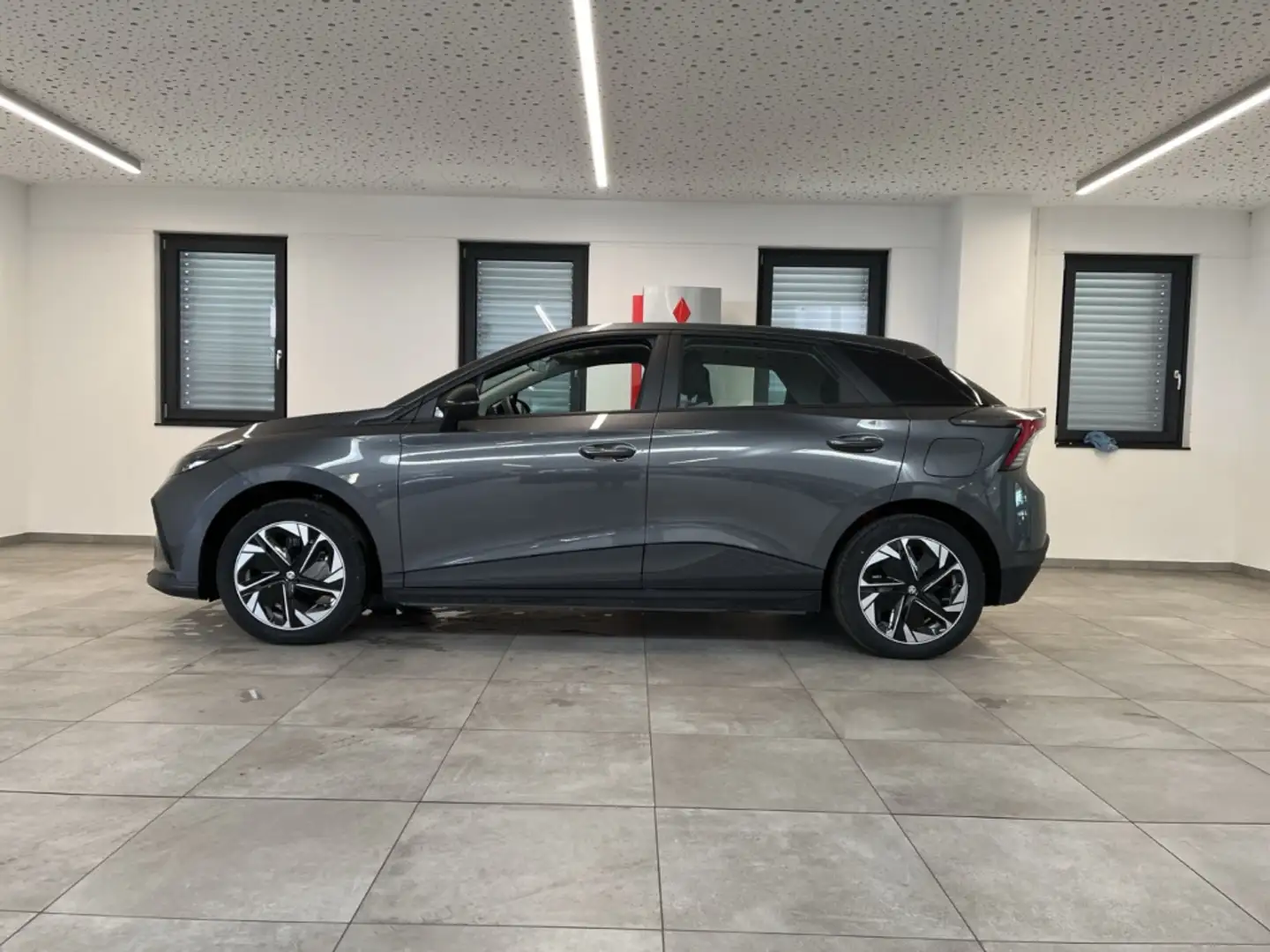 MG MG4 49 kWh Standard LED PDC Kamera Navi ACC Tempomat Grijs - 2