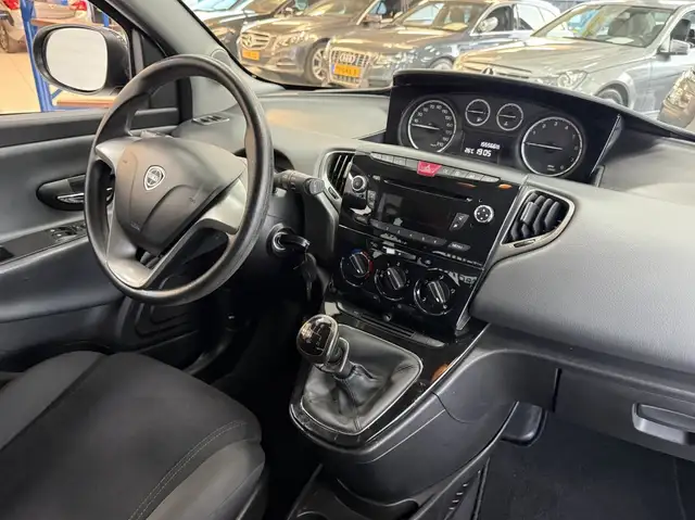 Lancia Ypsilon view 17