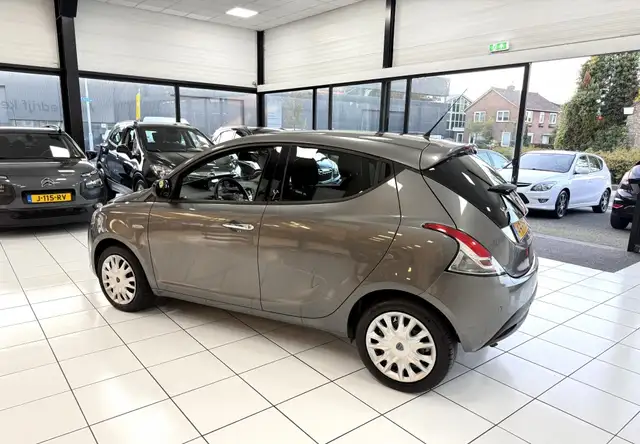 Lancia Ypsilon view 10