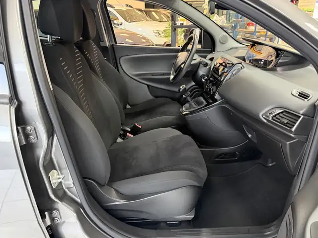 Lancia Ypsilon view 18