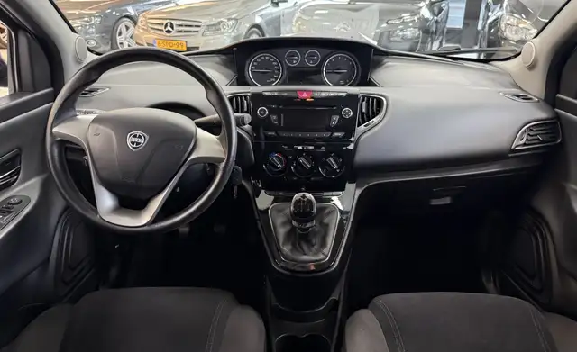 Lancia Ypsilon view 4