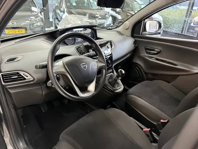Lancia Ypsilon view 25