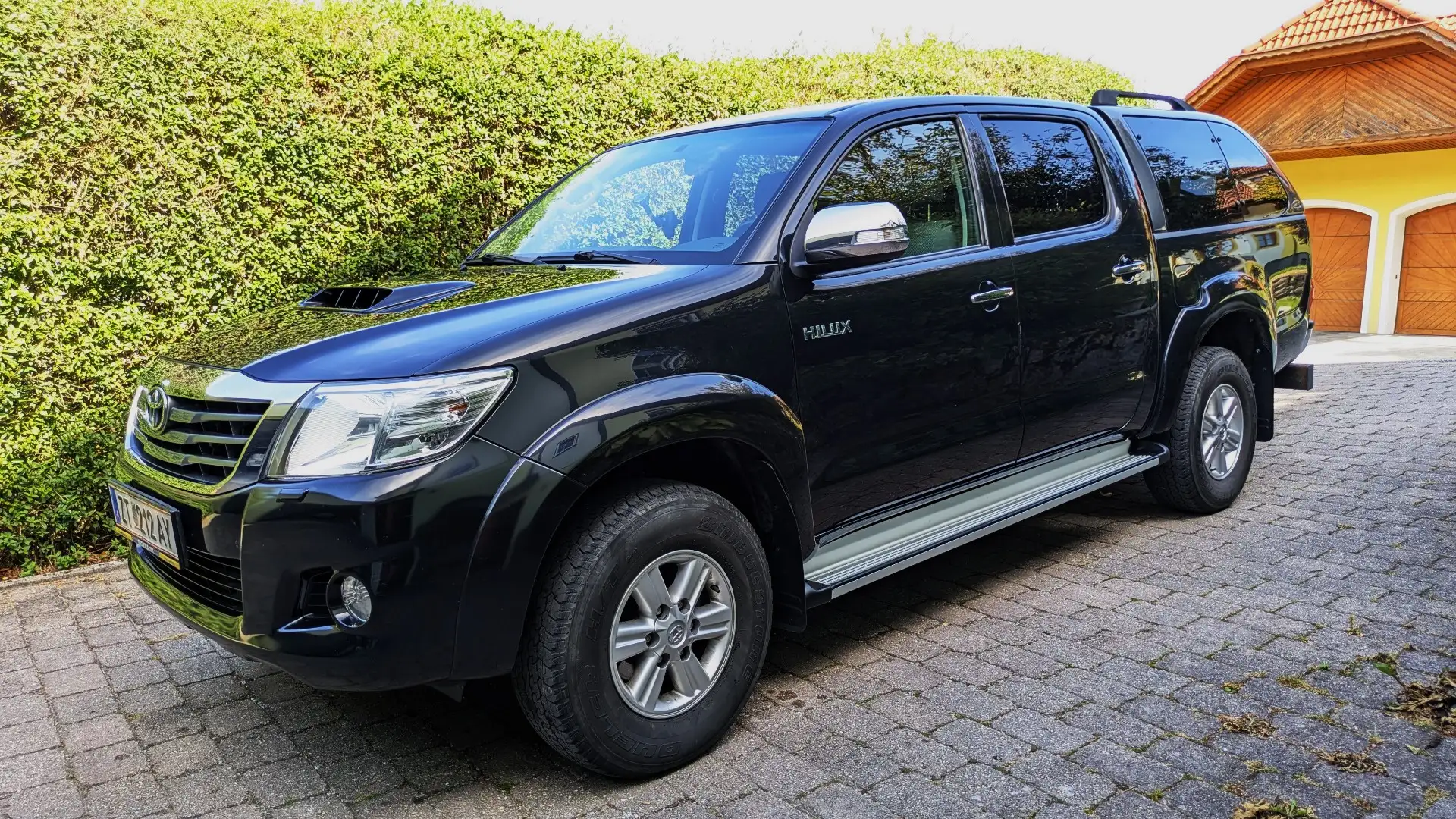 Toyota Hilux Double Cab Life 4x4 Schwarz - 1