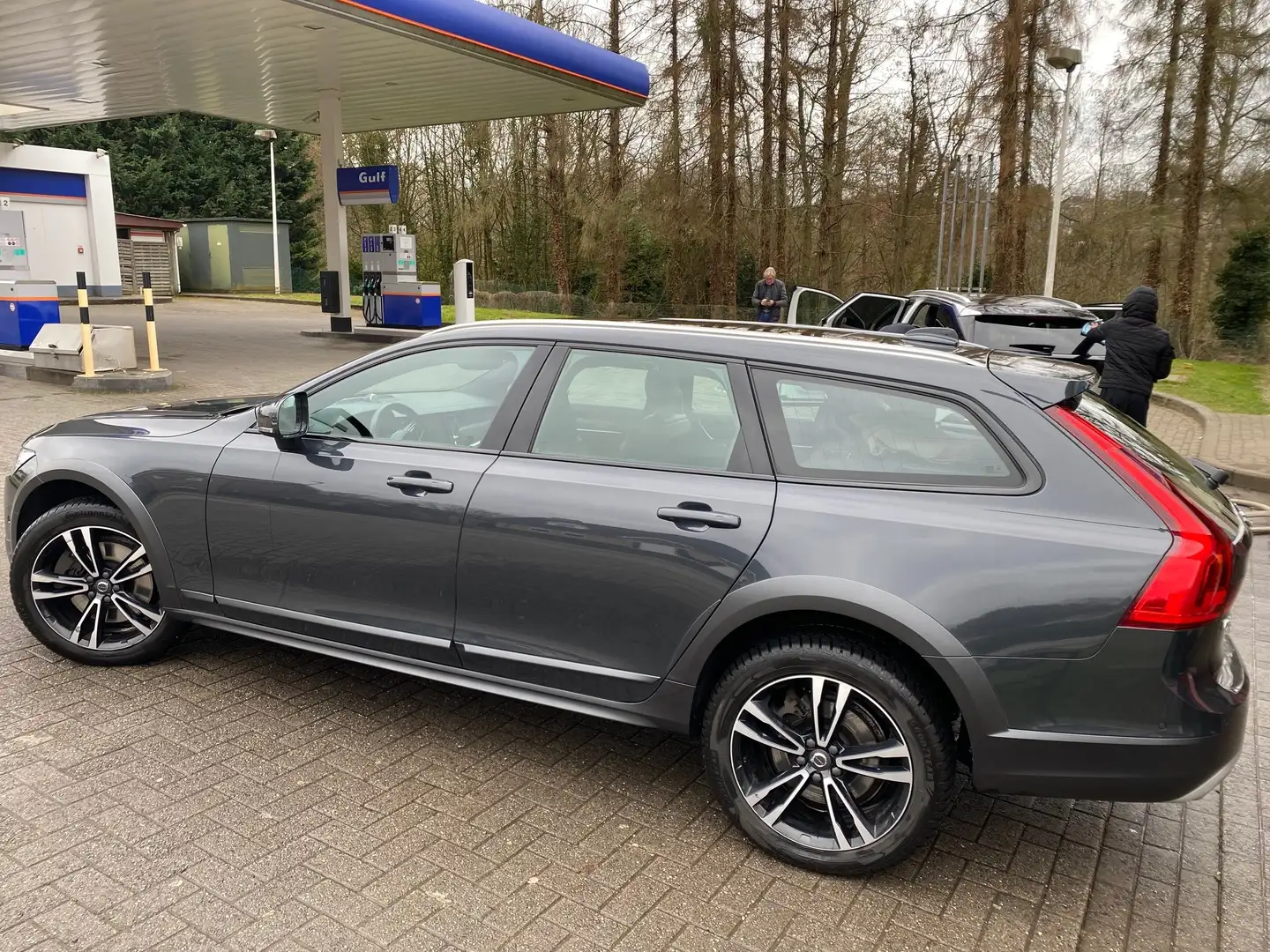 Volvo V90 Cross Country 2.0 D4 AWD Pro Geartronic Grijs - 2
