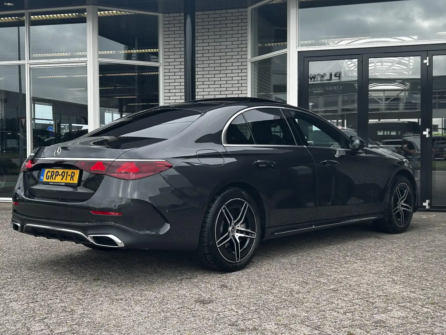 Mercedes-Benz E 300 e AMG Line | Panoramadak | Hyperscreen | Burmester Grijs - 2