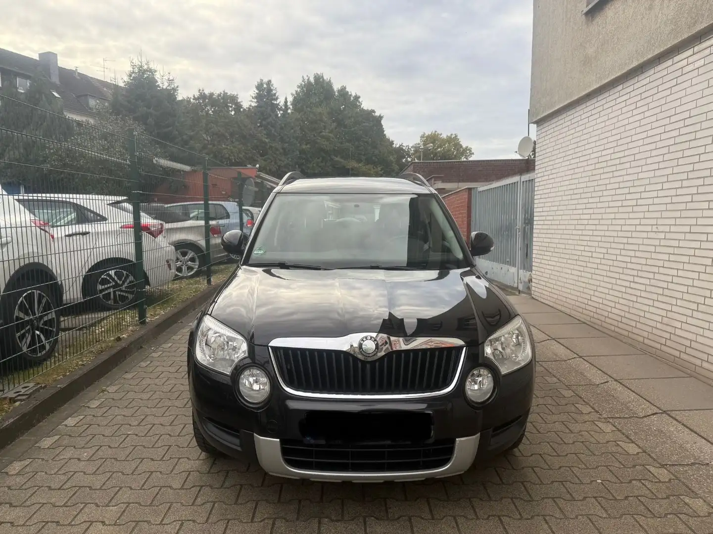 Skoda Yeti Basis TÜV NEU*2.HAND SCHECKHEFT VOLL Schwarz - 2
