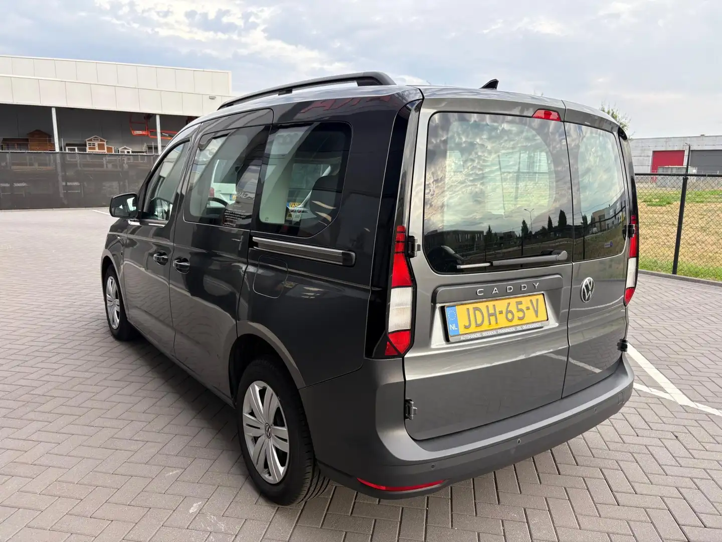 Volkswagen Caddy Drive 1.5TSi 114 pk 7 persoons Grau - 2
