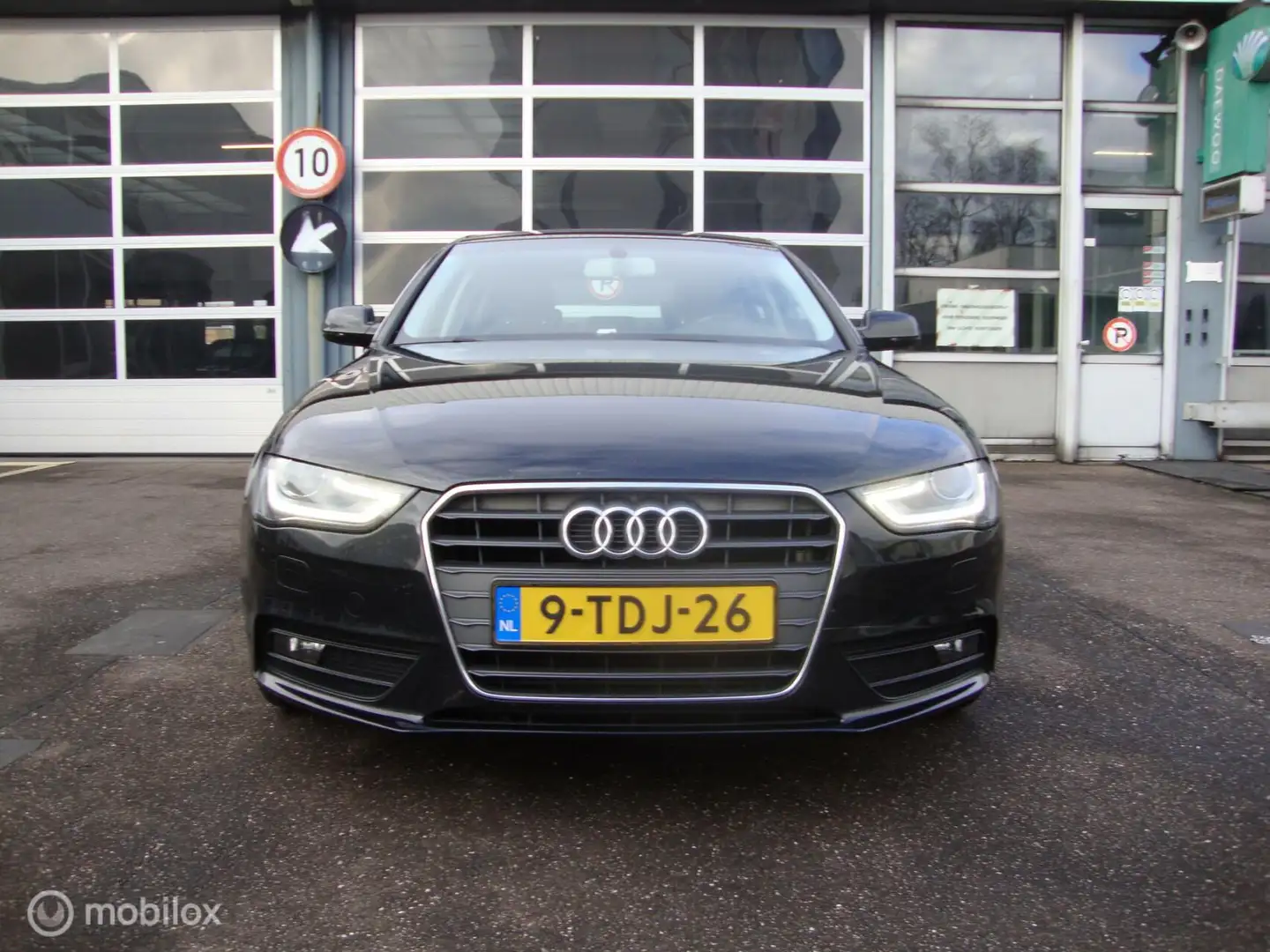 Audi A4 Limousine 1.8 TFSIe Edition met onderhoudshistorie Zwart - 2