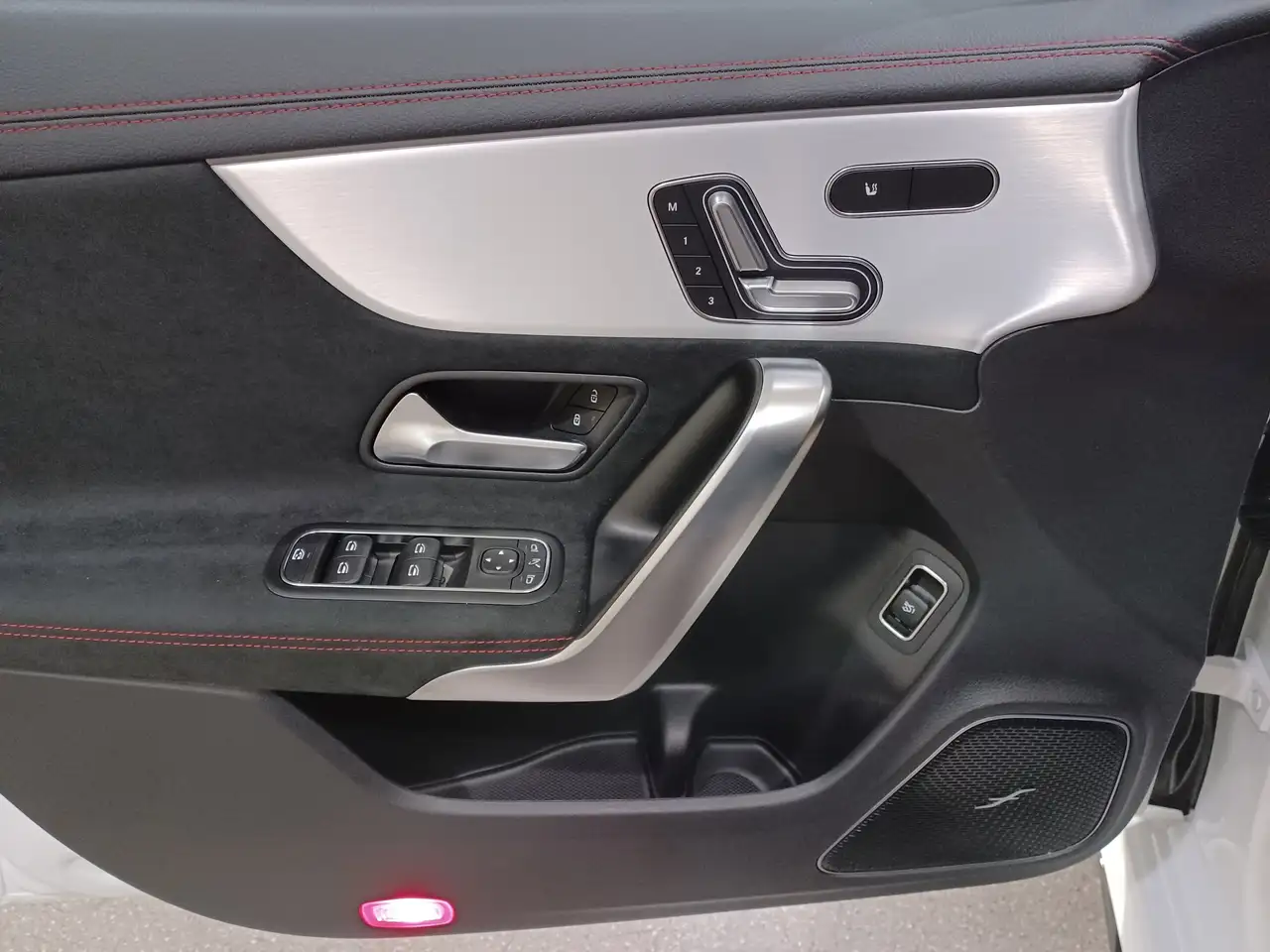 Mercedes-Benz CLA снимка Mercedes-Benz CLA