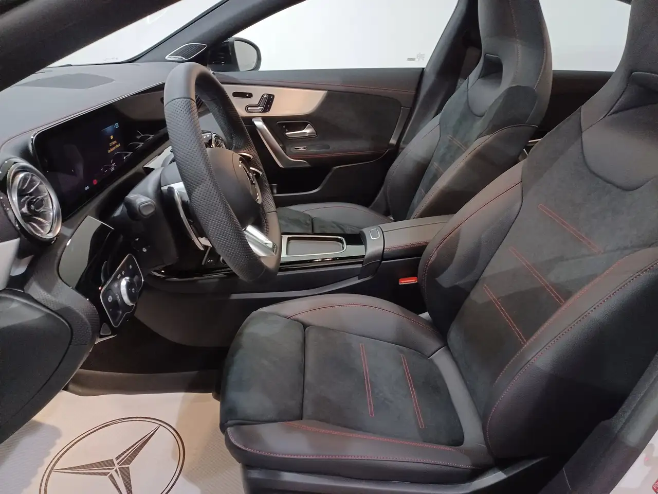 Mercedes-Benz CLA снимка Mercedes-Benz CLA
