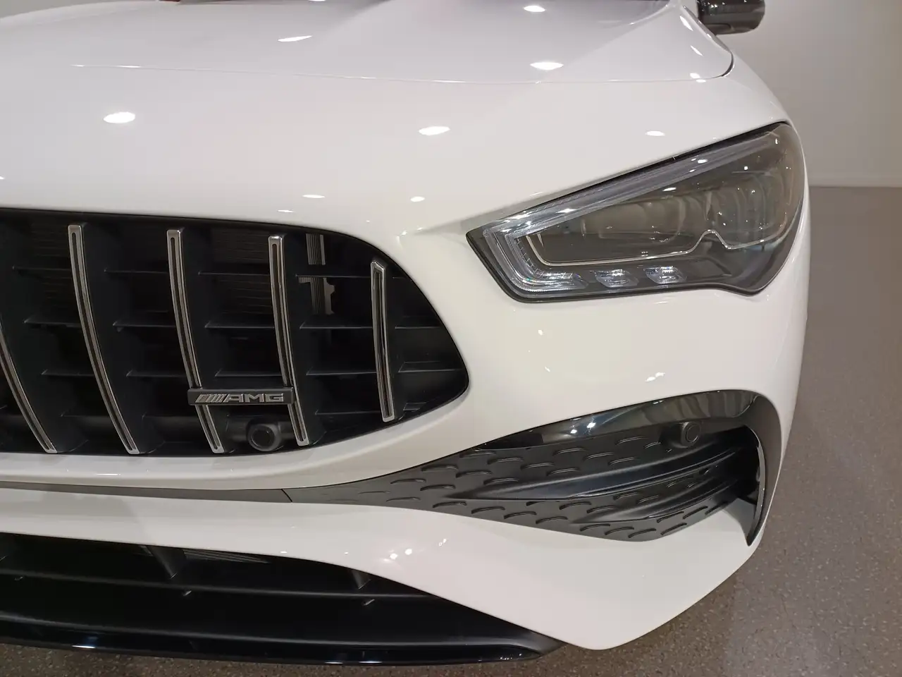 Mercedes-Benz CLA снимка Mercedes-Benz CLA