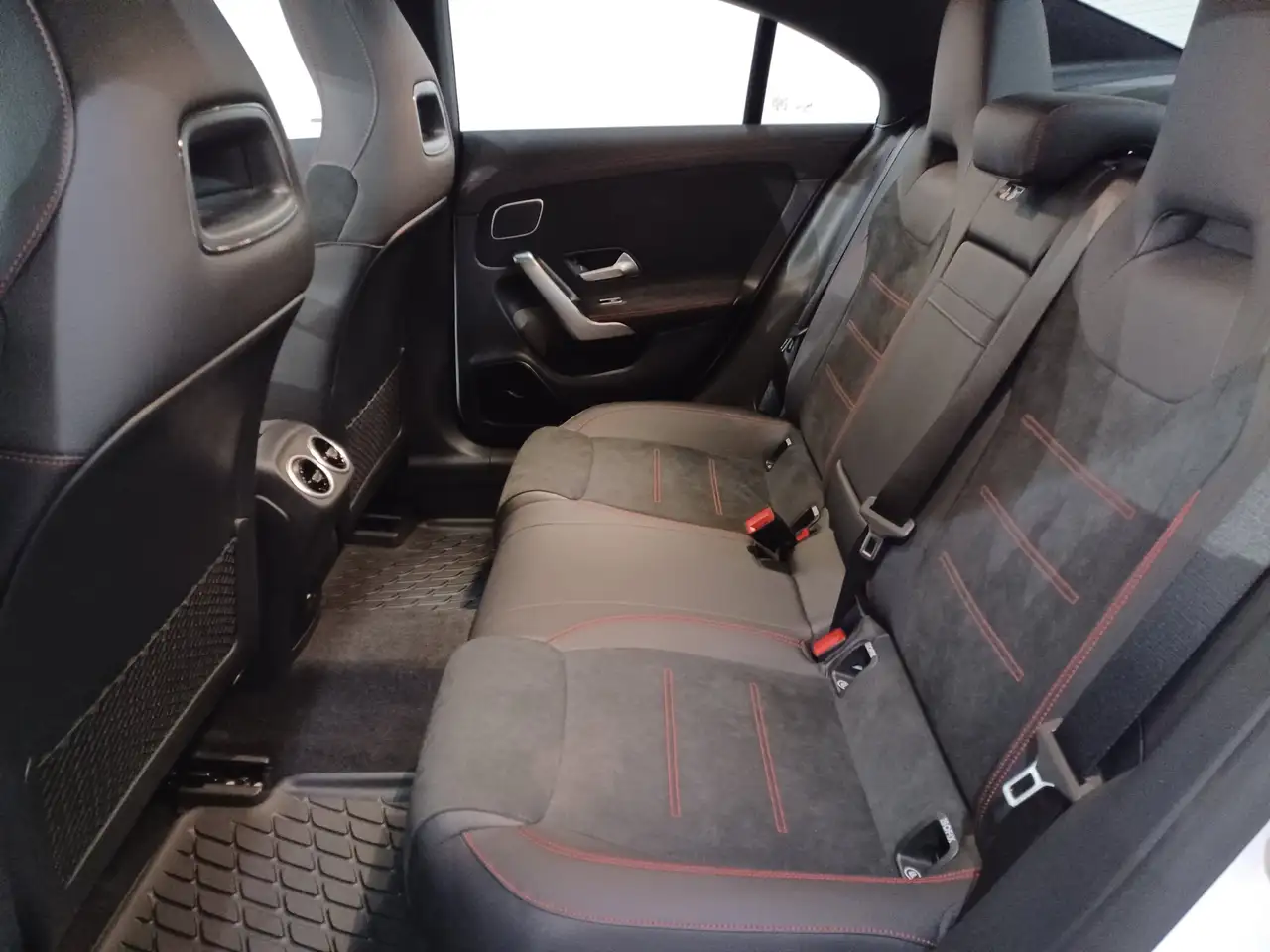 Mercedes-Benz CLA снимка Mercedes-Benz CLA