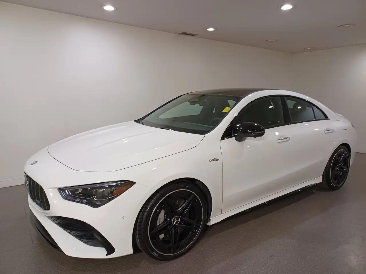 Mercedes-Benz CLA снимка Mercedes-Benz CLA