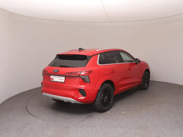 Audi Q3 view 4