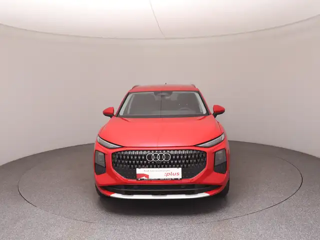 Audi Q3 view 3