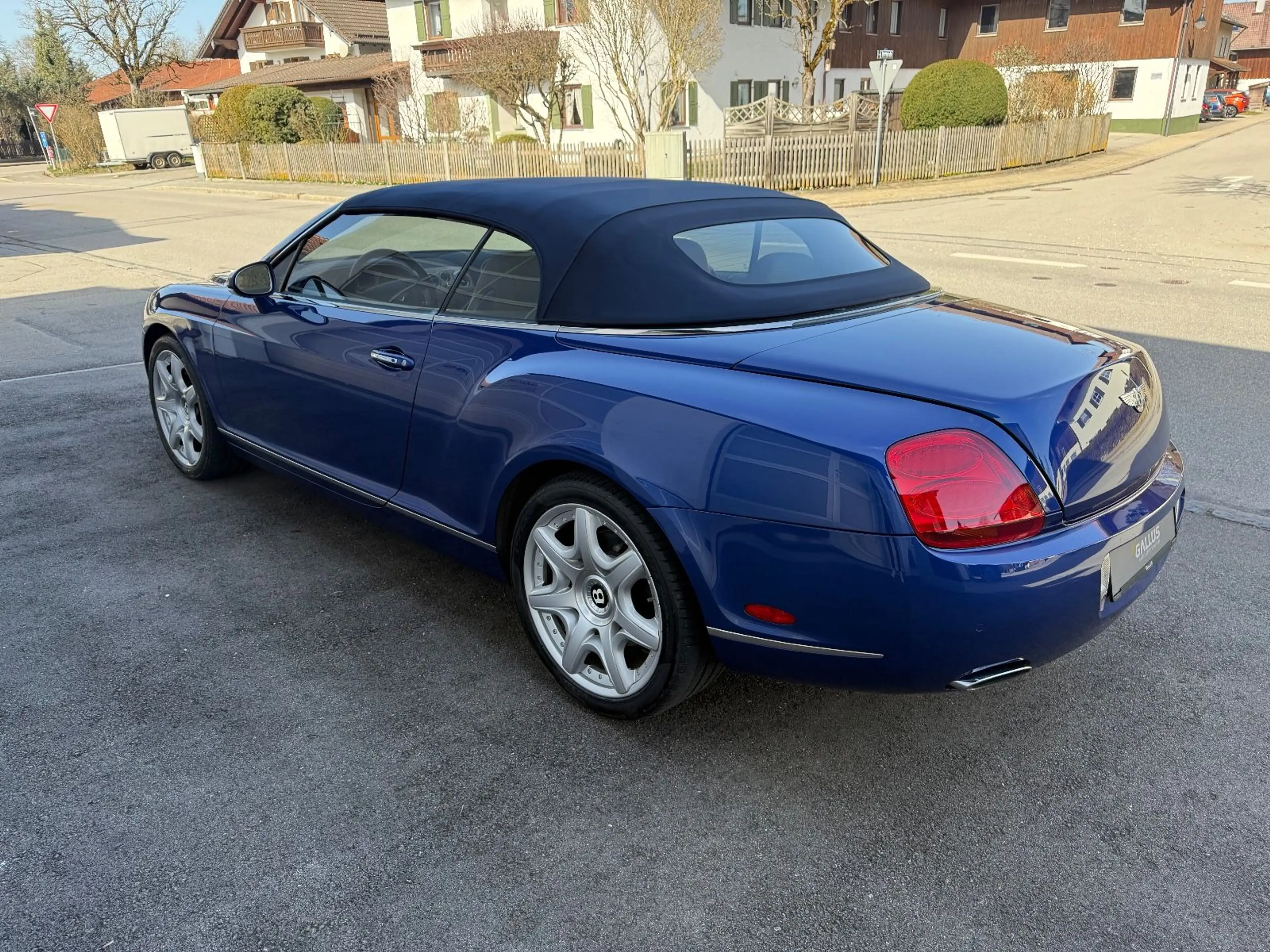 Bentley Continental GTC Mulliner — photo 14