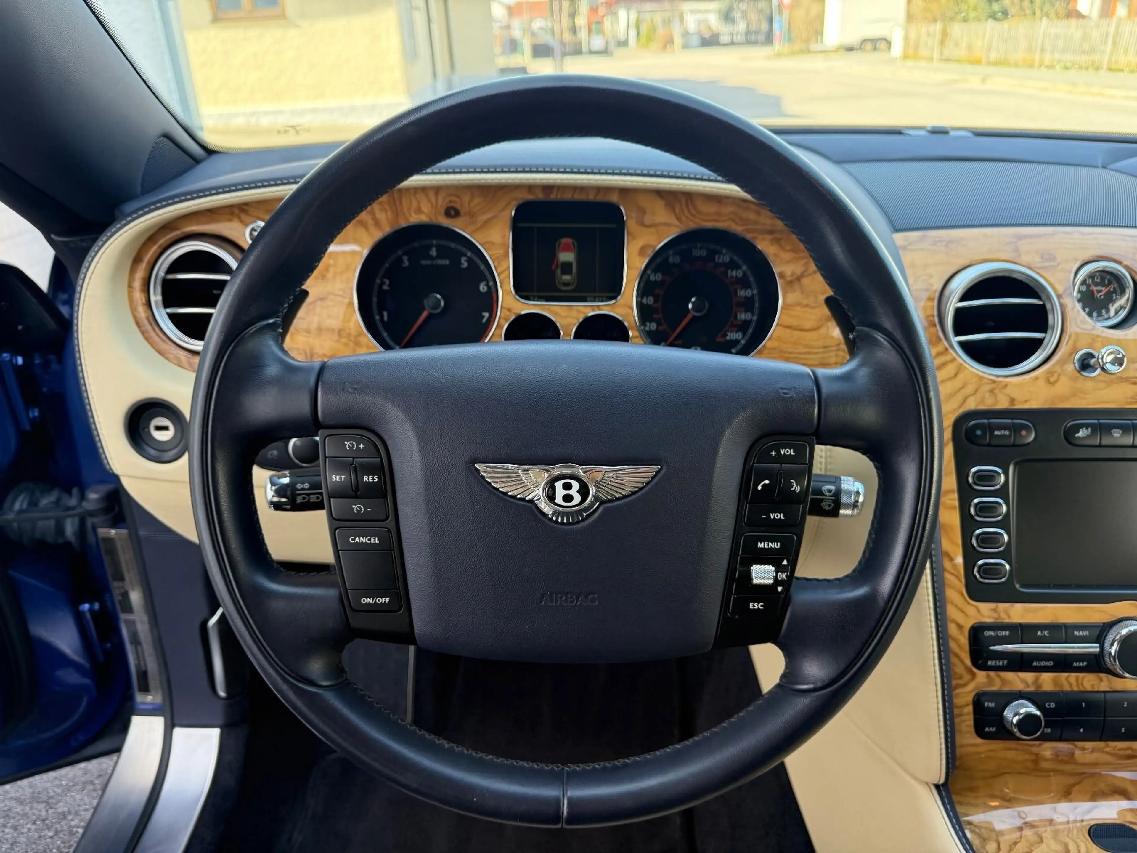 Bentley Continental GTC Mulliner — photo 15
