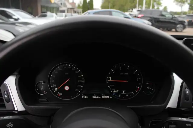 BMW 3 Series view 18