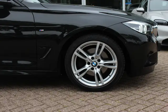 BMW 3 Series view 14