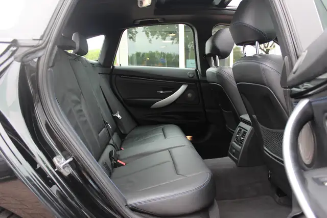 BMW 3 Series view 12