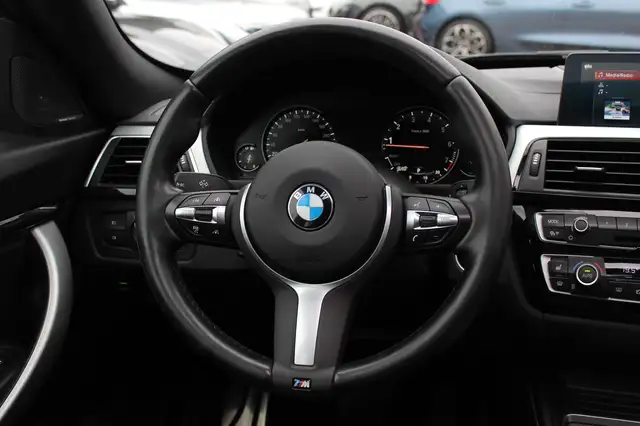 BMW 3 Series view 17