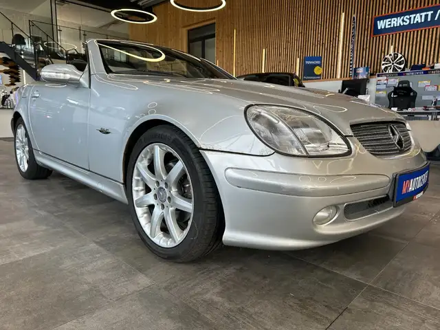 Mercedes-Benz 230 view 3