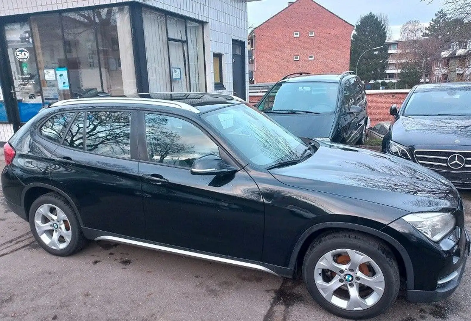 BMW X1 2,0D xDrive KLima SHZ Leder PDC BC LMF 17" Zwart - 1