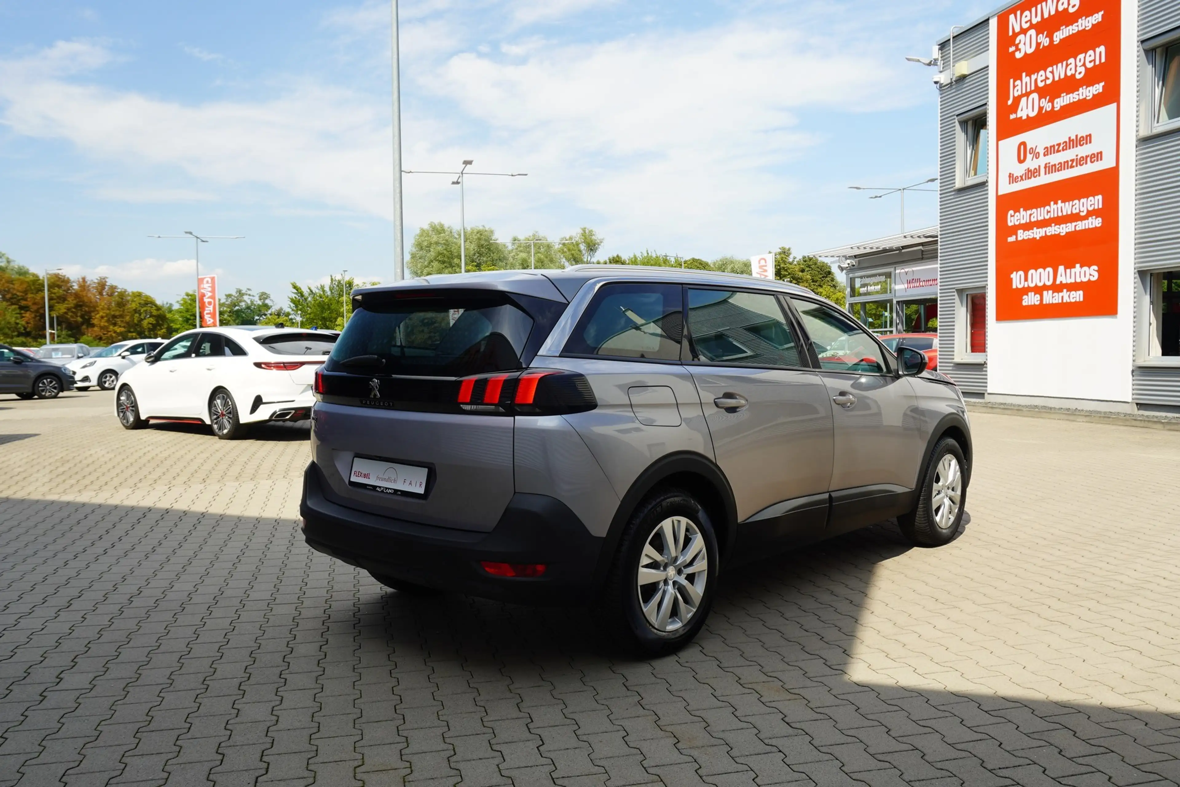 Peugeot 5008 1.2 12V e-THP Allure Aut. LED AHK Teilleder — photo 5