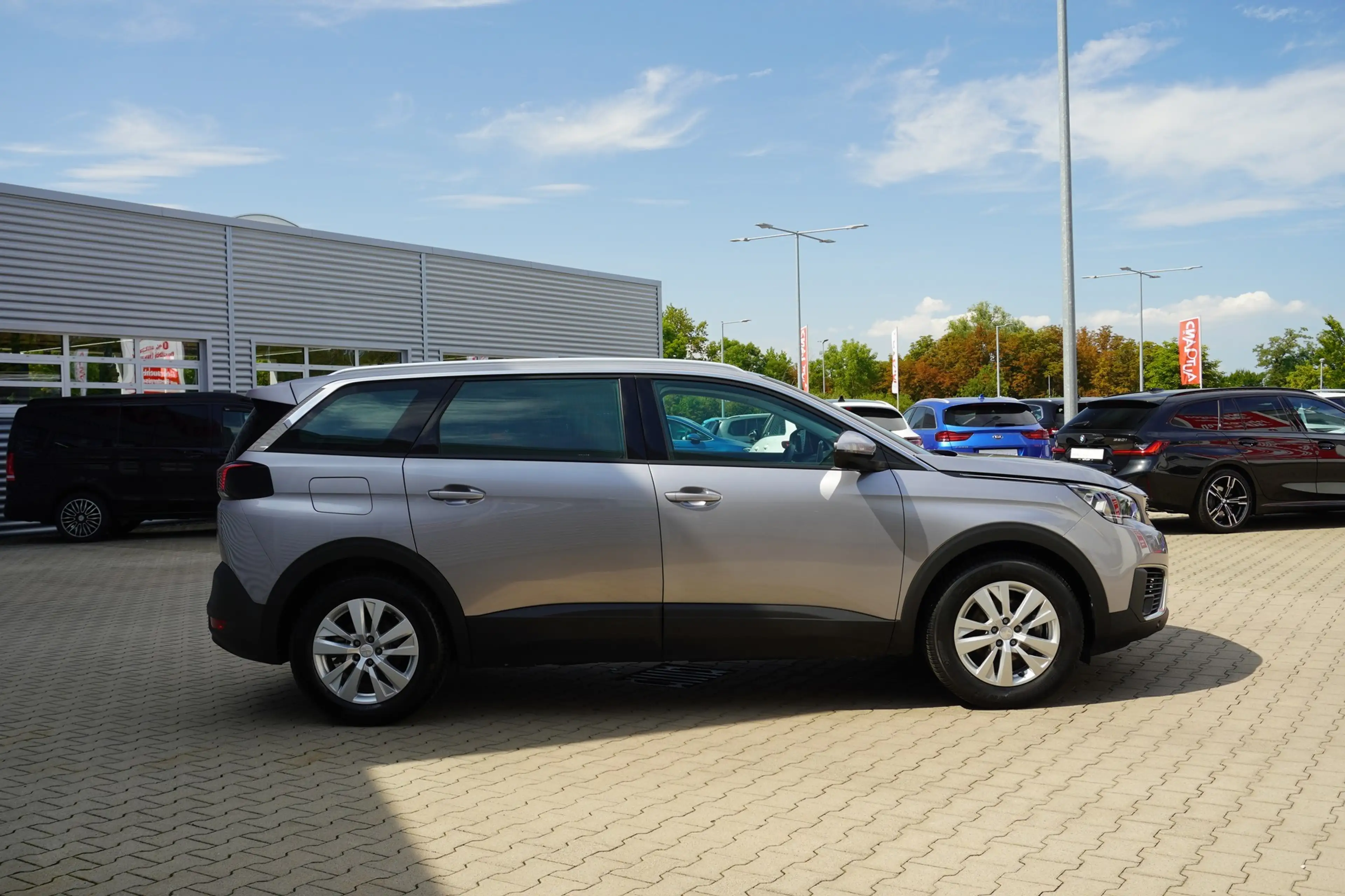 Peugeot 5008 1.2 12V e-THP Allure Aut. LED AHK Teilleder — photo 4
