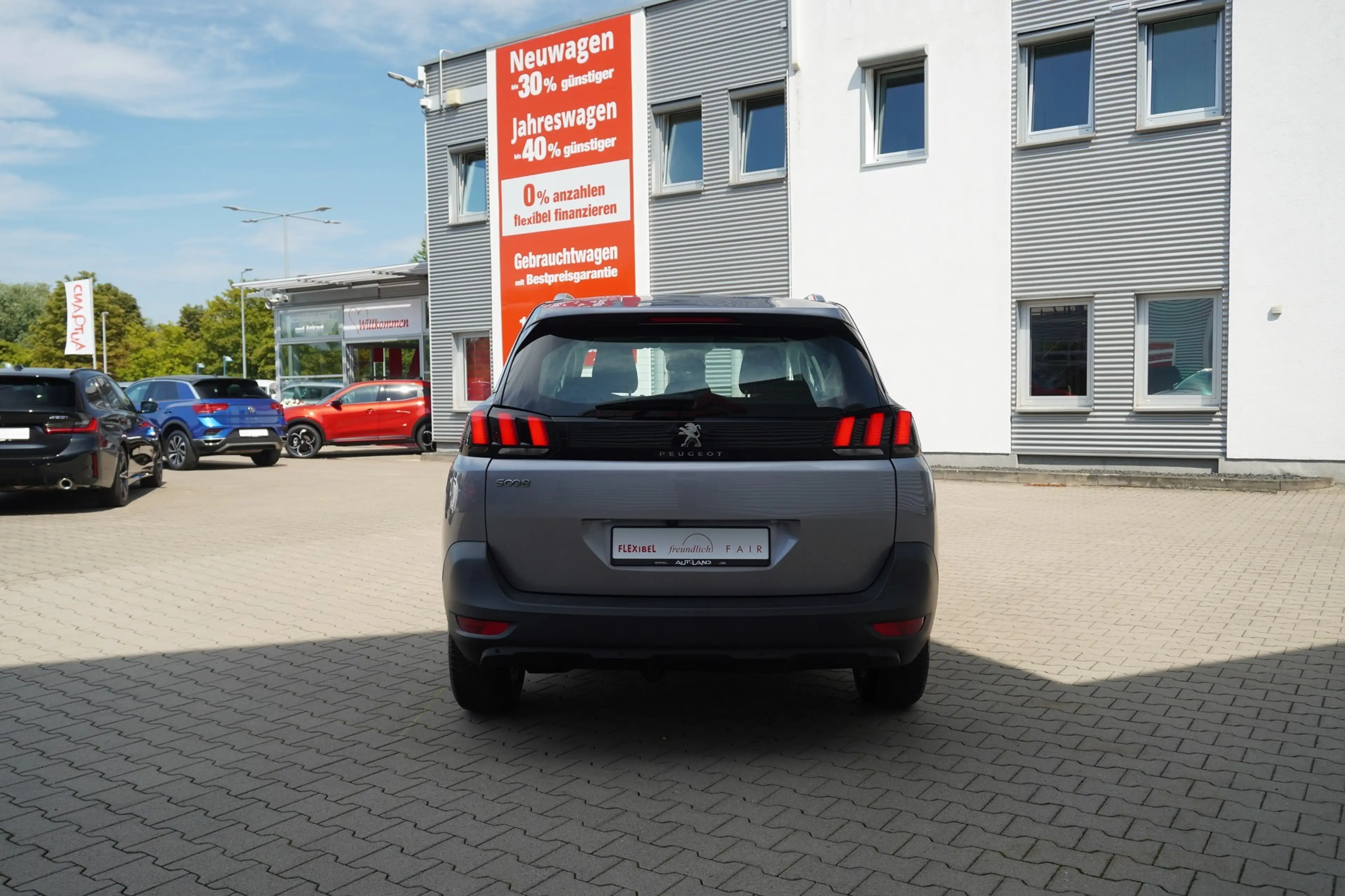 Peugeot 5008 1.2 12V e-THP Allure Aut. LED AHK Teilleder — photo 6